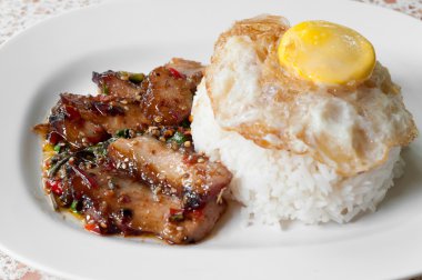 Fesleğenli kızarmış heyecan sıcak ve baharatlı domuz pilav