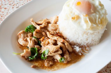 Fesleğenli kızarmış heyecan sıcak ve baharatlı domuz pilav