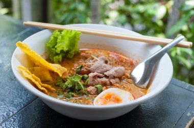 Pork noodle tom yum, yoğunlaştırılmış su yumurtası.