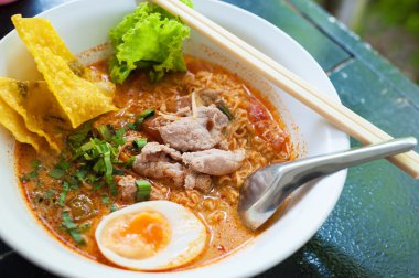 Pork noodle tom yum, yoğunlaştırılmış su yumurtası