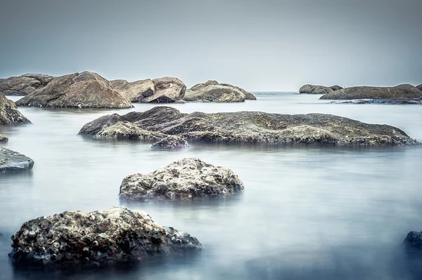 Kieselsteine am Strand sterben Austern, Langzeitbelichtung Technik . — Stockfoto