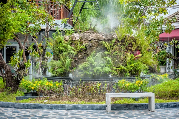 Sten stol i trädgården med ånga — Stockfoto