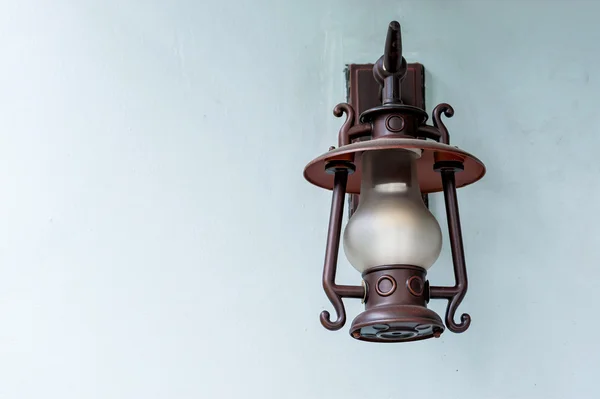 Lampe blanche sur mur vintage — Photo