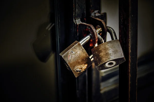 Διπλή κλειδαριά με μεταλλική πόρτα — Φωτογραφία Αρχείου