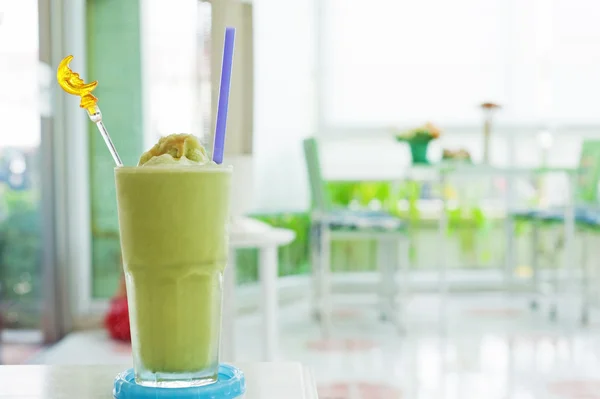 Grönt te smoothie i koppla av rum — Stockfoto