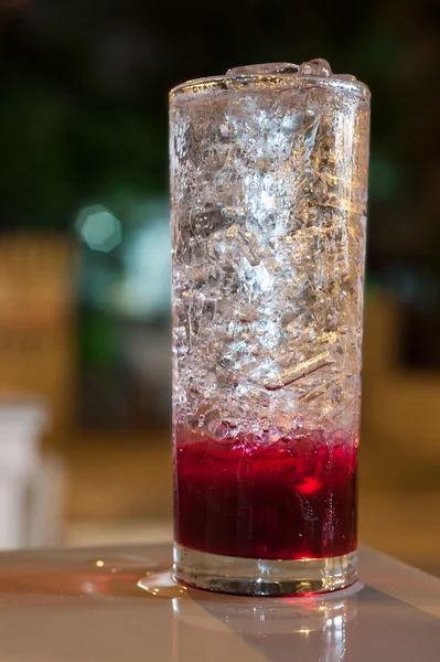 Röd Soda Pop glas på bordet — Stockfoto