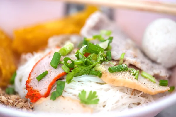 Mangkuk tradisional Cina mie daging babi merah ada sup — Stok Foto