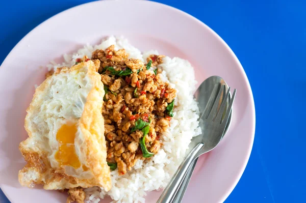 Nasi dengan daging babi goreng dan pedas dengan kemangi — Stok Foto