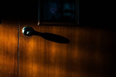 Ahşap bir kapı üzerinde antik kapı kolu 