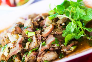 Baharatlı Kıymalı Domuz Salatası Tayland Yemeği