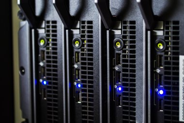 Ağ sunucuları veri odasında