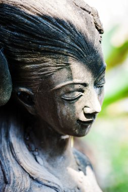 Düşük ışıkta Dinlenme Heykeli .