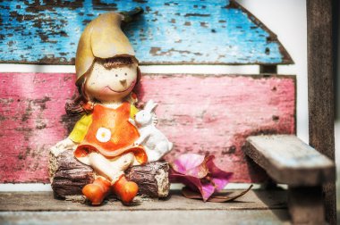 Küçük çocuk heykelinin yumuşak ışık .