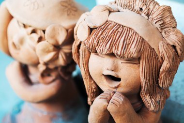 Küçük çocuk heykelinin yumuşak ışık .