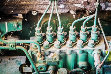 Eski yeşil dizel motor elekten geçiyor.