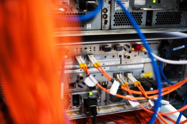 Bir teknoloji veri merkezinde sunucuları olan fiber optik