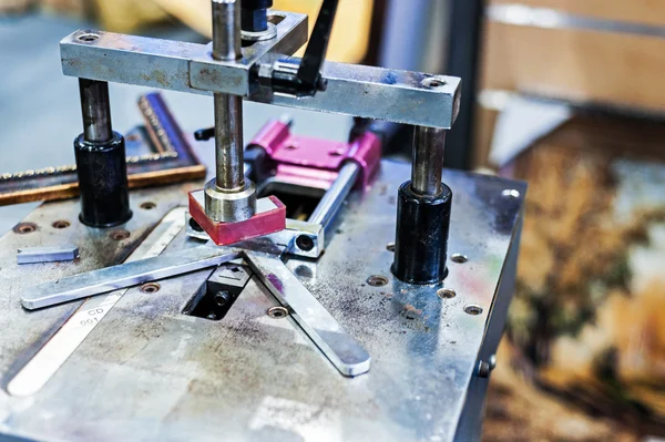 Man made picture frame with machine framer — Stock Photo, Image