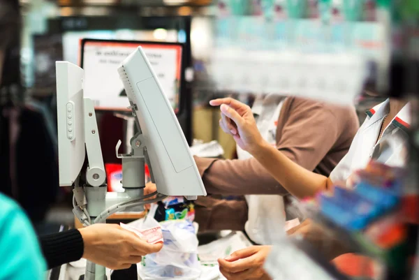 Kruidenier en supermarkt afhandeling — Stockfoto