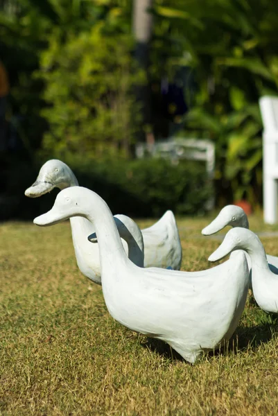 Duck & egg statues in garden — Stock Photo, Image