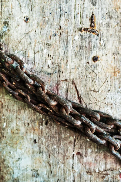 Oude ketting met hout samen . — Stockfoto