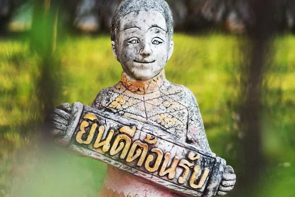 Тайская девушка в таиландском стиле мило улыбается — стоковое фото