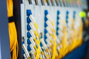 Bir teknoloji veri merkezinde sunucuları olan fiber optik