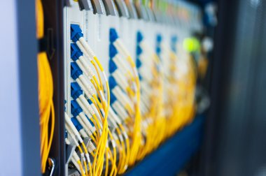 Bir teknoloji veri merkezinde sunucuları olan fiber optik