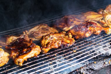 Beyaz tabak üzerinde ızgara tavuk