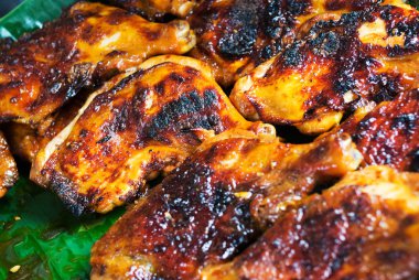 Beyaz tabak üzerinde ızgara tavuk