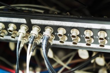 Bir teknoloji veri merkezinde sunucuları olan fiber optik