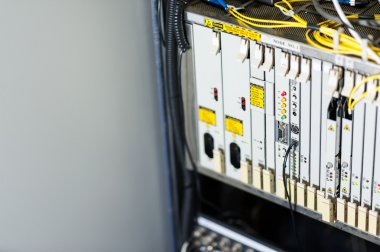 Bir teknoloji veri merkezinde sunucuları olan fiber optik