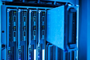 Ağ sunucuları veri odasında