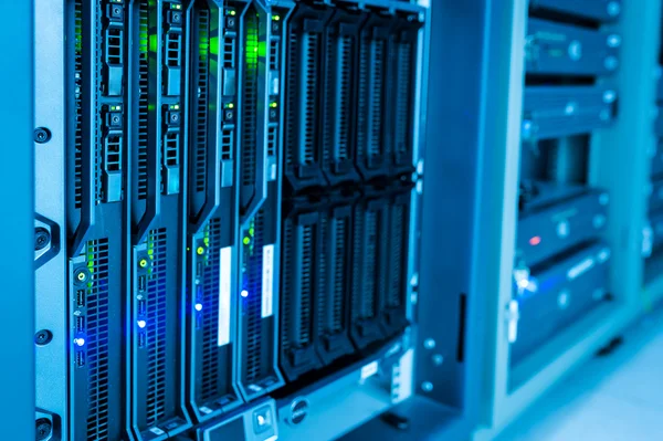 Мережеві сервери в кімнаті даних — стокове фото