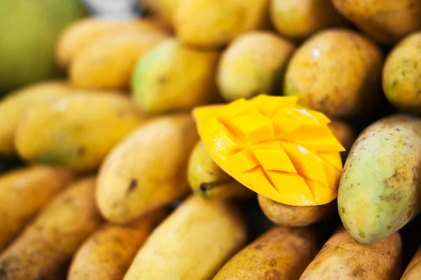 Fruta de manga na natureza com luz suave — Fotografia de Stock