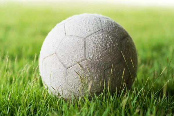 Piłka nożna na zielonej trawie z miękkiego światła — Zdjęcie stockowe