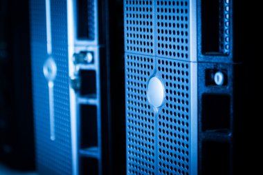 Ağ sunucuları veri odasında .