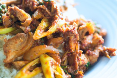 Kırmızı köri baharatlı karıştırın kızarmış domuz