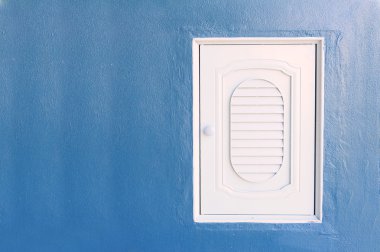 Yumuşak ışık duvardaki beyaz pencere