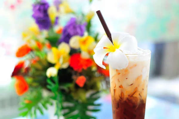 Kopje van koffie latte in zacht licht — Stockfoto