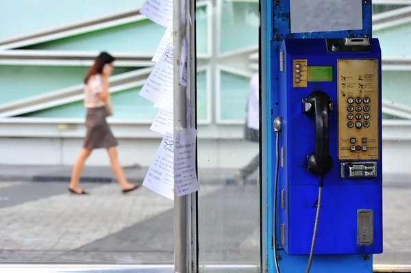 Tailandia viejo teléfono público con las mujeres llamada a pie móvil — Foto de Stock