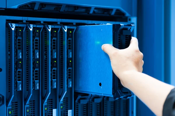 Man fix server network στο data center room — Φωτογραφία Αρχείου