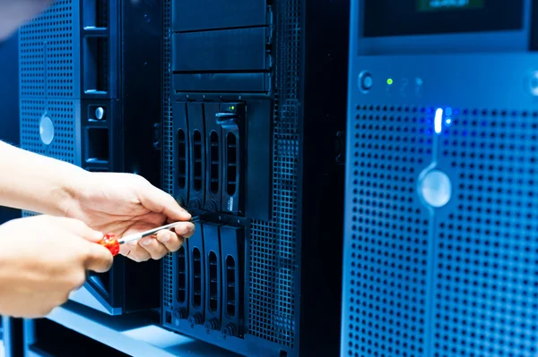 Man fix server network στο data center room — Φωτογραφία Αρχείου