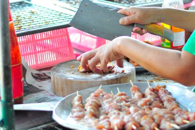 yumuşak ışık kızarmış tavuk yemek insanlar