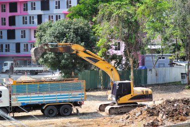 İnşaat alanında kazıcı