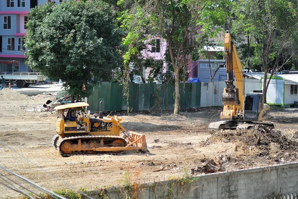 Escavadeira em um canteiro de obras — Fotografia de Stock