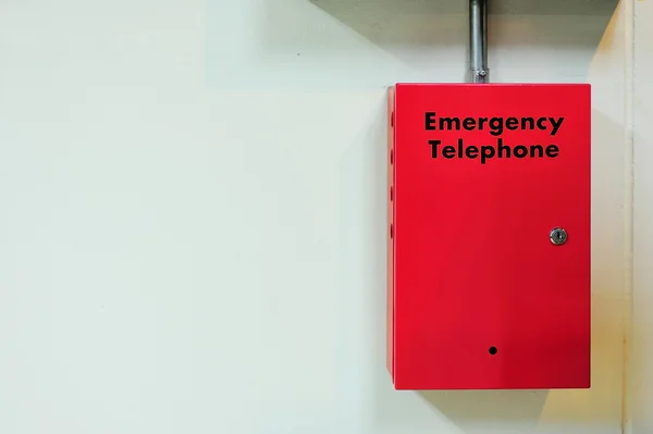 W polu telefonu alarmowego bezpieczeństwa — Zdjęcie stockowe