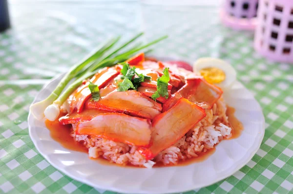 Comida tailandesa se llama arroz salsa de cerdo rojo — Foto de Stock