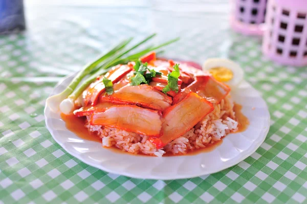 Comida tailandesa se llama arroz salsa de cerdo rojo — Foto de Stock