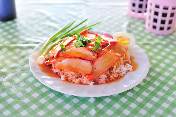 Comida tailandesa se llama arroz salsa de cerdo rojo — Foto de Stock