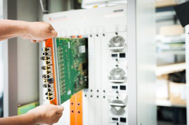 Ağ anahtarı veri merkezi odasındaki tamir